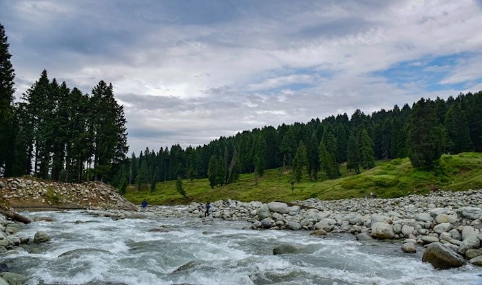 A cap of white, a shawl of colour: In quest of Kashmiriyat